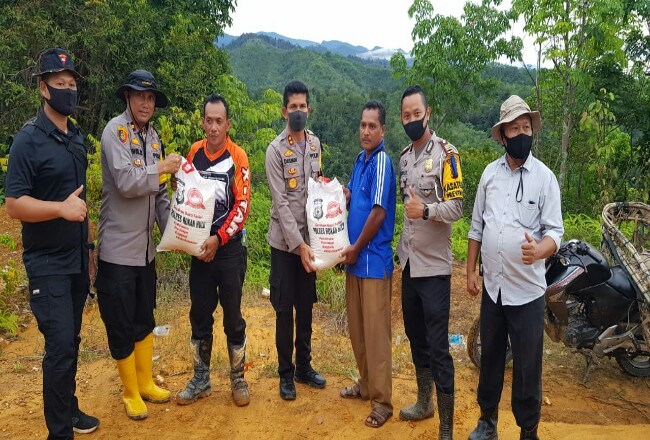 Kapolres Rohul AKBP Dasmin Ginting dan perwira menengah lainnya, salurkan bantuan sembako ke 40 KK warga Dusun Sungai Bungo, Desa Sialang Jaya Kecamatan Rambah.