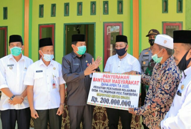 Sekda Abdul Haris, serahkan bantuan ke Koptan Mitra Usaha Program Family Farming Rp200 juta dari dana APBN di Desa Talikumain Kecamatan Tambusai.