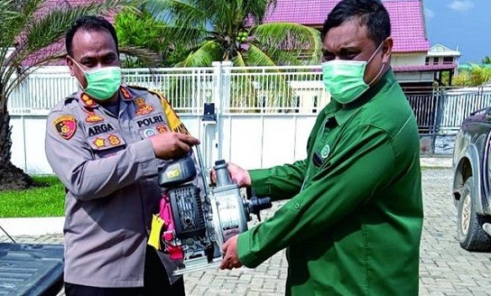 Kapolres Aceh Barat AKBP Andrianto Argamuda, SIK menerima bantuan 1 set Mini Strike yang diserahkan oleh Humas PT KTS Azra, Selasa (2/3/2021) di Meulaboh