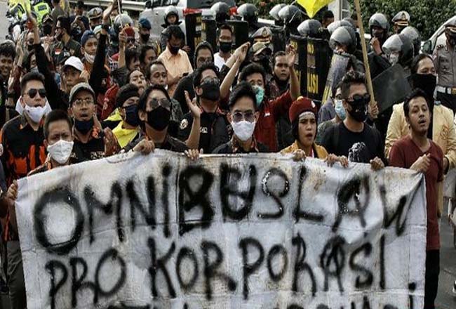 Mahasiswa yang tergabung dalam aliansi BEM seluruh Indonesia mendesak pemerintah dan DPR membatalkan pengesahan RUU Omnibus Law Cipta Kerja. Foto: CNNIndonesia