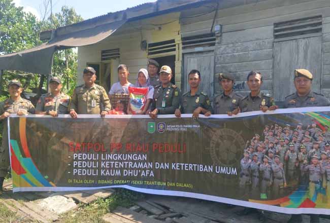 Satpol PP Provinsi Riau santuni sejumlah masyarakat duafa di daerah Kelurahan Tanjung Uban, Kelurahan Pesisir Kecamatan Limapuluh, Pekanbaru.