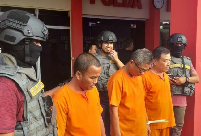 Tiga dari lima pelaku illegal tapping dihadirkan saat konferensi pers di Polda Riau di Pekanbaru, Minggu (17/11/2019). Foto: Kompas