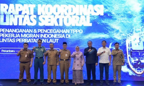Asisten I Setdaprov Riau, Masrul Kasmy saat Rakor Lintas Sektoral Penanganan dan Pencegahan TPPO PMI di Lintas Perbatasan Laut.(foto: int)