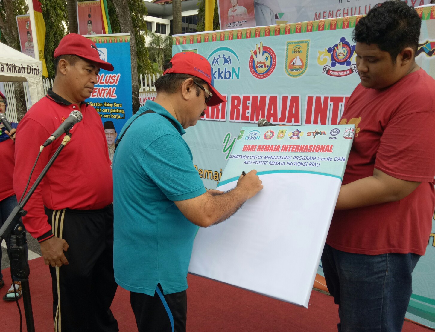 Kepala Perwakilan BKKBN Riau Yenrizal Makmur menandatangani komitmen mendukung program Genre