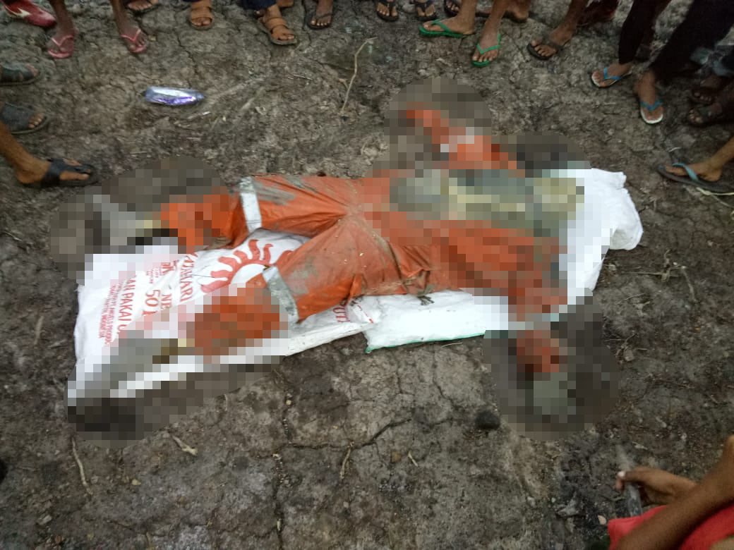 Mayat ditemukan mengenakan pakaian bewarna orange dan bertuliskan Hong Lam Marine.