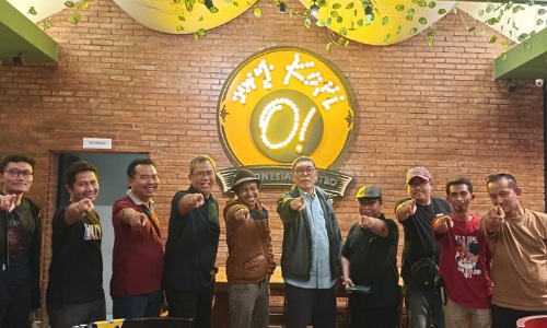 Among Kurnia Ebo (pakai topi di tengah) didampingi Land Matter and CSR Manager EMP, Amru Mahalli dan karyawan EMP foto Bersama usai berdiskusi di salah satu cafe di Yogyakarta, akhir pekan lalu.(foto: istimewa)