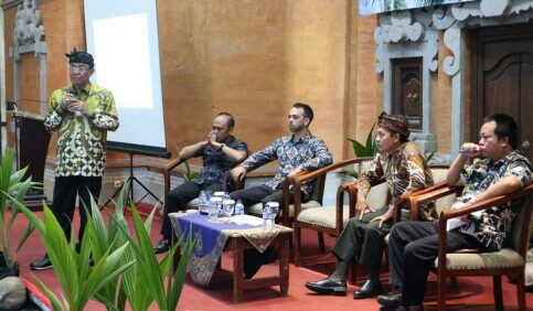 Bupati Inhil jadi pembicara dalam rapat Kopek di Bali.