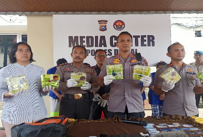 Kapolres Dumai AKBP Andri Ananta Yudistira memimpin konferensi pers penangkapan 7 kilogram sabu asal Malaysia di Mapolres Dumai, Selasa (25/2/2020).