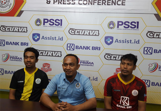 Juru Bicara KS Tiga Naga Syafri Syarif (tengah) saat membuka pertanyaan kepada awak media usai KS Tiga Naga mengalahkan 757 Kepri Jaya FC di babak 16 besar Liga 3 di Stadion Tumpal Sinaga, Pekanbaru, Kamis (19/12).  