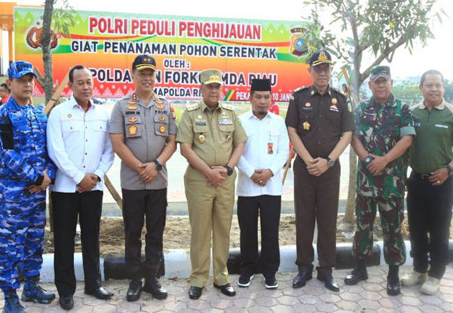   Wagubri hadiri acara gerakan penanaman pohon serentak yang dilakukan Polda Riau.