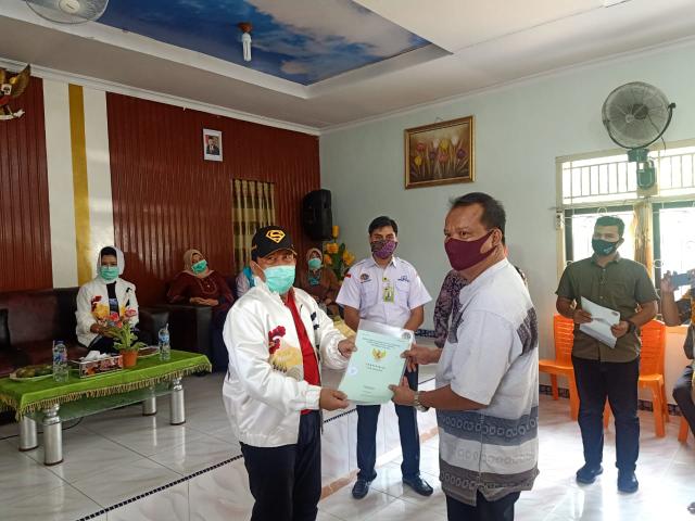 Bupati Sukiman, kembali serahkan sertifikat TORA kepada 76 warga dua desa di Kecamatan Tandun.