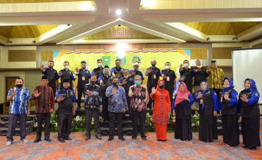 Wagubri foto bersama saat silaturahmi dengan Pengurus Wilayah Kerukunan Bubuhan Banjar (KBB) Provinsi Riau dalam rangka Musyawarah Wilayah ke-2 di Hotel Pangeran Pekanbaru, Rabu (19/8/2020).