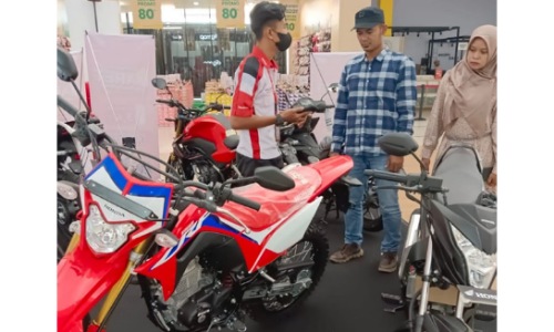 Petugas Frontline People Honda saat melayani konsumen yang datang ke pamerah Honda Sport Motoshow yang dilaksanakan di Citimal Dumai.(foto: istimewa)