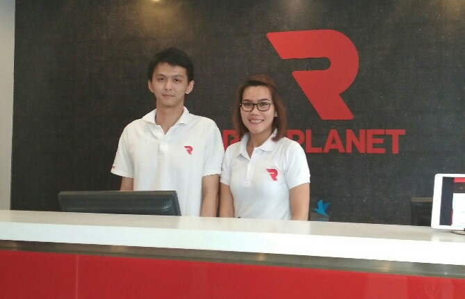 Hotel Manager Red Planet Pekanbaru, Chris Willy (kiri) didampingi Region Sales Manager, Rima foto bersama di Reception Hotel Red Planet Pekanbaru, menjadi petugas reception.