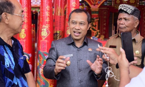 Wabup Bengkalis, Bagus Santoso saat berkunjung ke Vihara Hok Ann Kiong Bengkalis.(foto: zulkarnaen/halloriau.com)