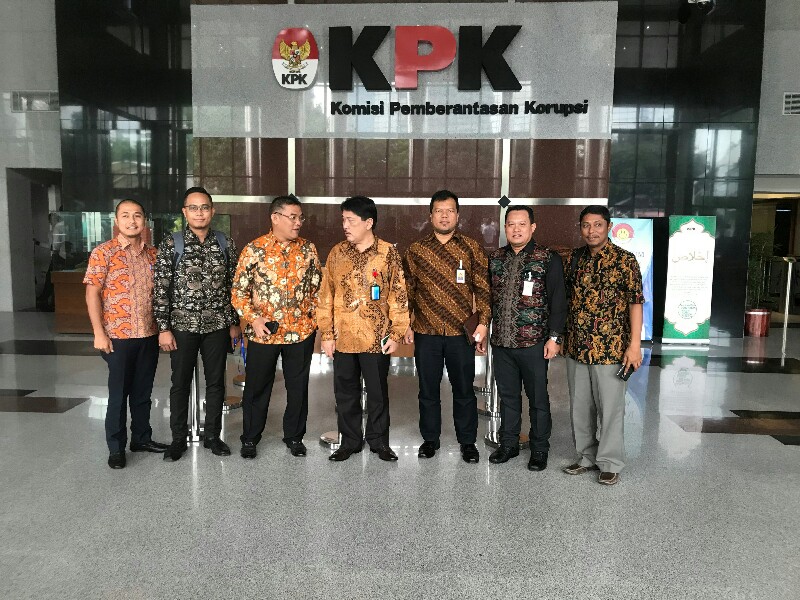 Korwil II Sumatera Korsup Pencegahan KPK RI Adlinsyah M Nasution bersama Dirut Bank Riau Kepri DR Irvandi Gustari