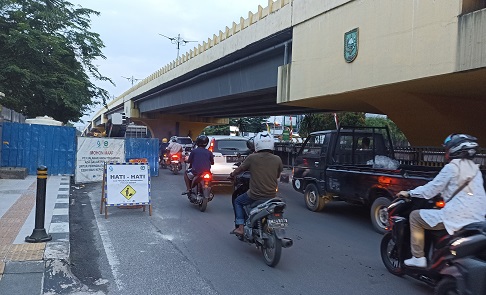 Proyek galian PDAM Tirta Siak sebabkan kemacetan di Jalan Sudirman Pekanbaru.(foto: dok/halloriau.com)