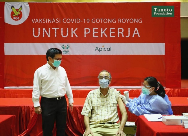 Karyawan Apical mendapatkan suntikan pertama vaksinasi covid-19 mandiri atau Vaksinasi Gotong Royong.
