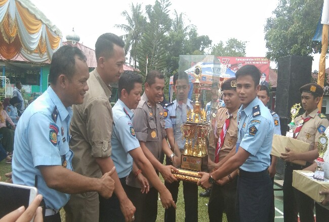 Kalapas Klas II B Pasir Pangaraian, Wakapolres Rohul dan pelajabat Lapas lainnya, serahkan hadiah saat peringatan Hari Dharma Karyadhika, yang digelar di Lapas Pasir Pangaraian.