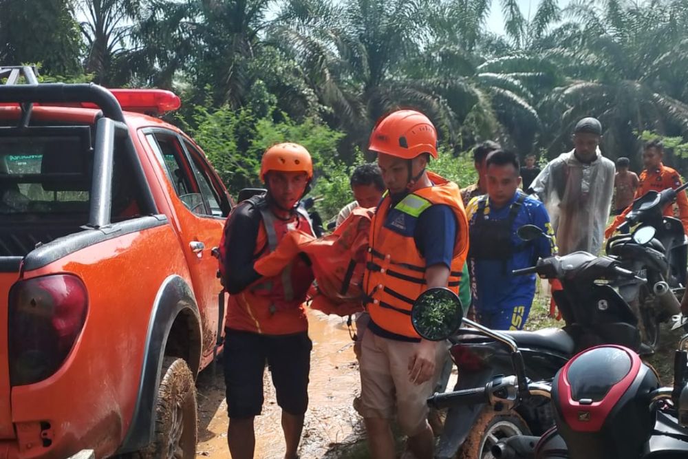 Tim SAR mengevakuasi jasad Ghufron yang tengelam di Sungai Subayang, Kampar.(foto: mcr)