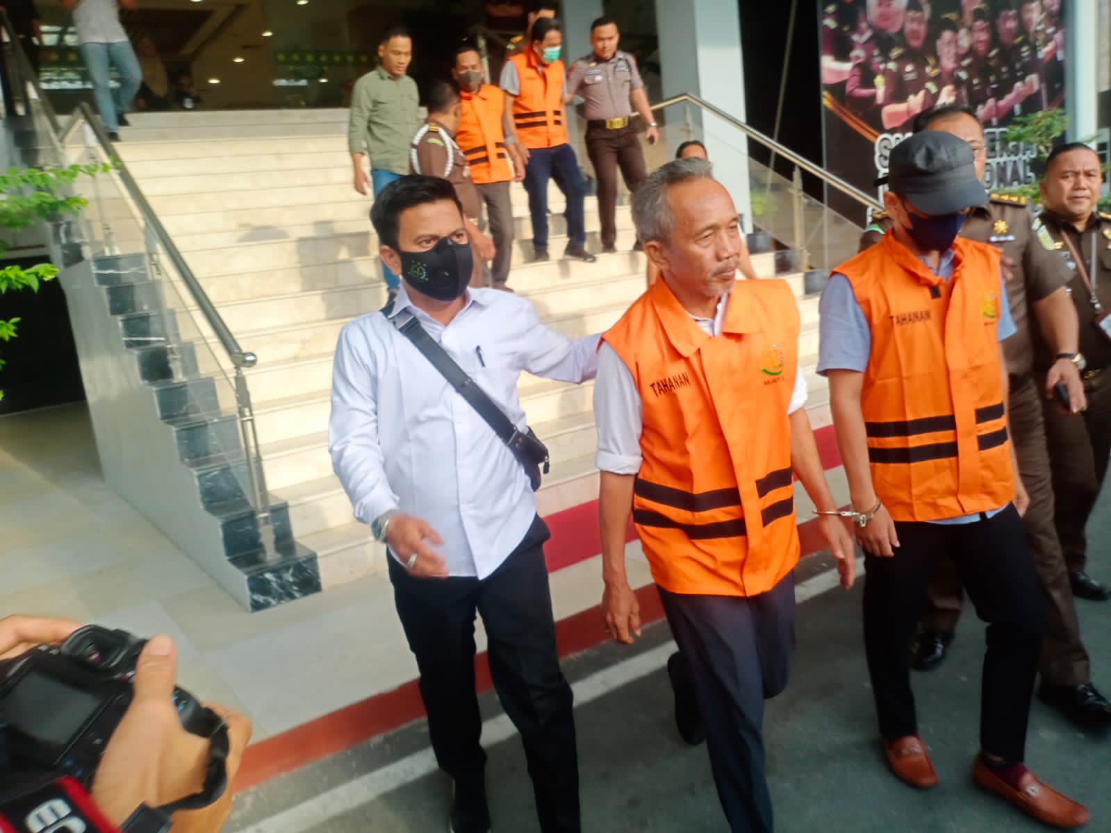 Empat tersangka kasus Korupsi Masjid Raya Senapelan Pekanbaru saat digiring ke Rutan Kelas I Pekanbaru.(foto: bayu/halloriau.com)
