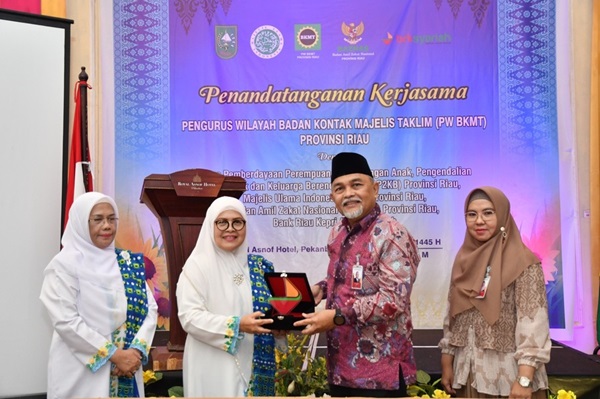 Direktur Dana dan Jasa BRK Syariah MA Suharto didampingi GM BRK Syariah Cabang Utama Rina Mutia Zuhra memberikan cenderamata kepada BKMT Provinsi Riau yang diterima oleh Ketua BKMT Provinsi Riau, Septina Primawati. 