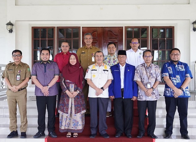 Gubernur Syamsuar menerima silaturahmi Rektor Universitas Riau beserta jajarannya di Kediaman Gubernur, Selasa (31/1/2023).