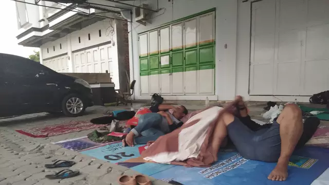 Warga tidur di teras rumah menghindari aksi penjarahan di Kota Palu. Foto : Liputan6