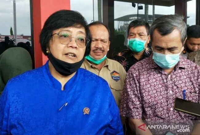 Menteri LHK Siti Nurbaya memberikan keterangan pers usai bertemu dengan Gubernur Riau dan Kapolda Riau di Pekanbaru. Foto: Antara