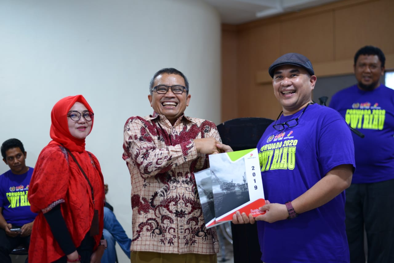 Penyerahan hadiah oleh Ketua PWI Riau.