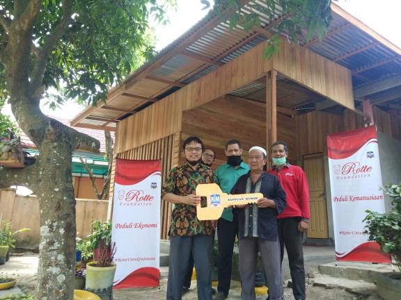 Rotte Foundation (Yayasan Rotte Indonesia Mulia/YRIM) membantu pembangunan rumah warung seorang warga prasejahtera Wan Azrai yang berlokasi di kawasan Pasir Putih, Kampar.