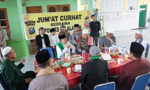 Kapolres Pelalawan bersama sejumlah tokoh masyarakat dalam kegiatan Jumat Curhat di Pangkalankerinci.(foto: andi/halloriau.com)