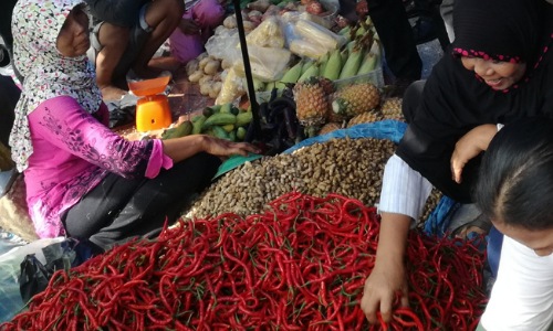 Pedagang pasar senggol di Jalan Jenderal Sudirman Dumai menawarkan dagangannya.(foto: bambang/halloriau.com)