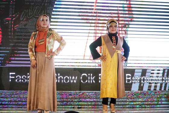 Azrina bersama Ofi Herawati memamerkan pakaian yang terbuat dari viscose-rayon yang diproduksi APR.