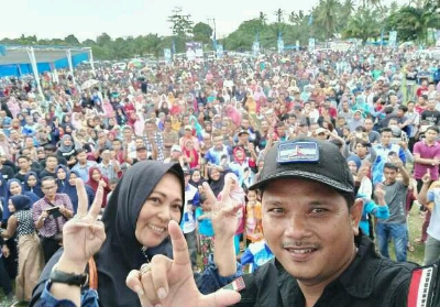 Caleg Partai Demokrat Fedrios Gusni lakukan selfi dengan ribuan pendukungnya.