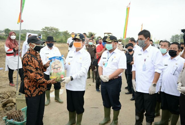 Gubernur Riau Syamsuar saat mengikuti acara gerak tanam di Desa Kualu Kecamatan Tambang Kampar, Rabu (6/5/2020).