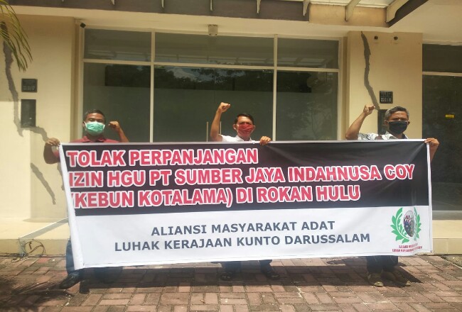 AMA Rohul gelar pajang sepanduk di kantor PT SJI,  EDI di Pekanbaru, intinya menolak perpanjangan HGU perusahan di Rohul.