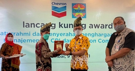 Ketua Calvron Community Zainuddin Boy (dua dari kiri) saat menyerahkan Lancang Kuning Award kepada VP Corporate Affairs PT CPI Sukamto Tamrin di Rumbai pada Jumat (9/7).