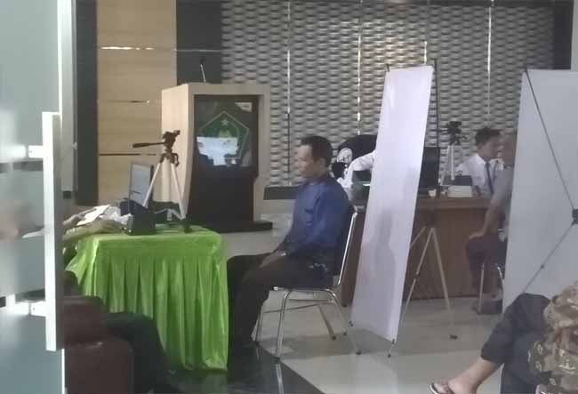 Jamaah Calon Haji (JCH) Kabupaten Bengkalis mengikuti perekamanan biometrik.