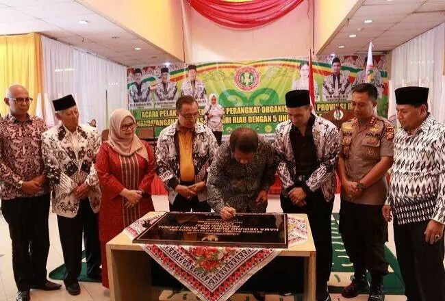 Sekdaprov Riau Yan Prana Jaya meresmikan Gedung Guru Riau Rusli Zainal.