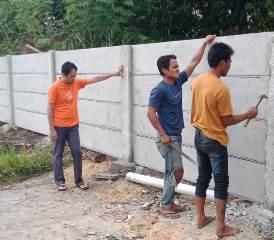 Pekerja sedang membongkar tembok PT TGI yang halangi akses jalan masyarakat (foto/Andi)
