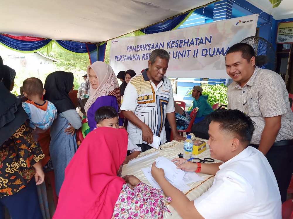  Unit Manager Communication & CSR RU II, Brasto Galih Nugroho memantau langsung kegiatan pengobatan gratis di halaman kantor lurah tanjung palas. FOTO: Bambang