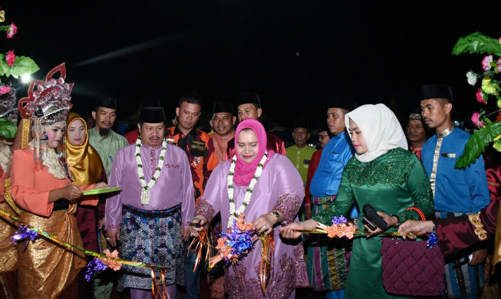 Bupati dan Istri saat menghadiri MTQ Ke-15 Tingkat Kecamatan Pinggir.