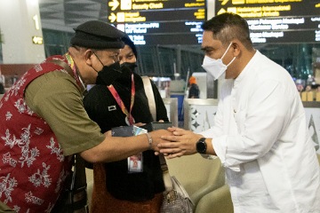 Direktur Sales & Distribution BSI, Anton Sukarna dan Direktur Layanan dan Niaga Garuda Indonesia, Ade R Susardi.(foto: istimewa)