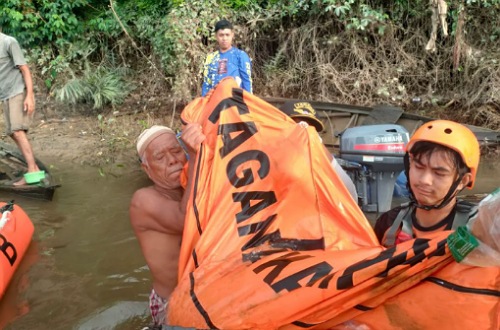 Tim SAR saat mengevakuasi jasad korban di Sungai Gelombang, Kampar.(foto: mcr)