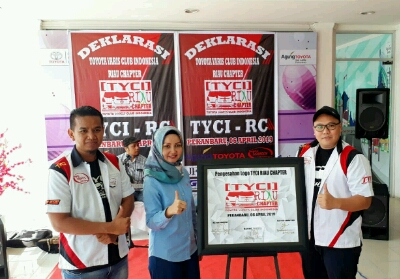 Kepala Cabang Agung Toyota SM Amin, Nellyta (tengah) didamping Ketua TYCI CR, Irwan saat deklarasi.