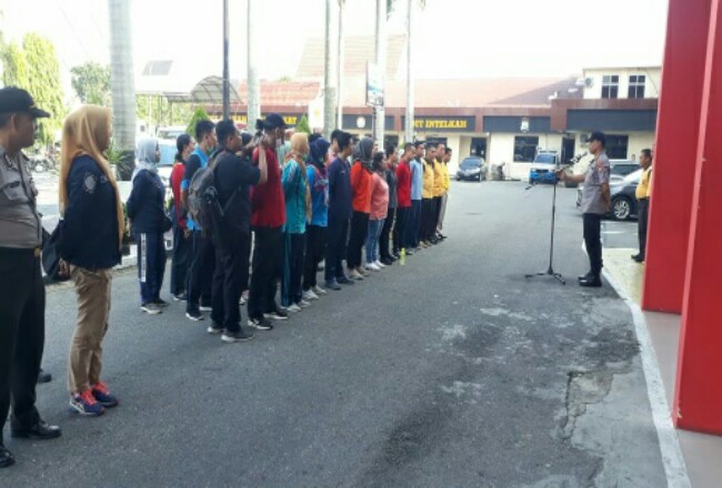 Kombes Sunarto saat pimpin Apel Pagi di Mapolda Riau.
