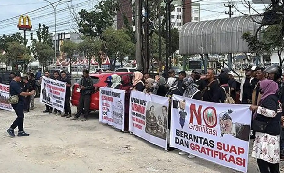 Warga Riau gelar aksi di depan PTUN, soroti kejanggalan kasus tanah (foto/tribun)