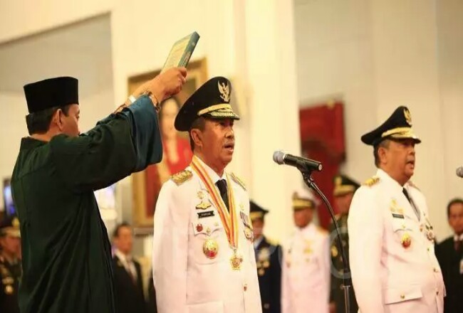 Gunernur Riau Syamsuar saat dilantik.