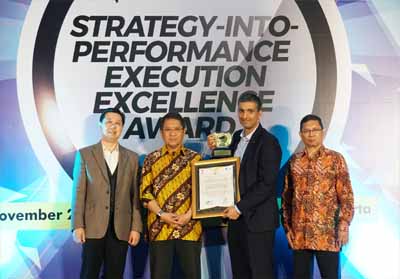 (ki-ka) Menteri Komunikasi dan Informatika RI, Rudiantara menyerahkan perhargaan SPEx2 Award kepada Group Head Corporate Strategy XL Axiata, Anish Madan didampingi oleh Chief Executive Officer GML, Suwardi Luis, dalam acara penghargaan SPEx2 Award 2018 di Jakarta pekan lalu. 